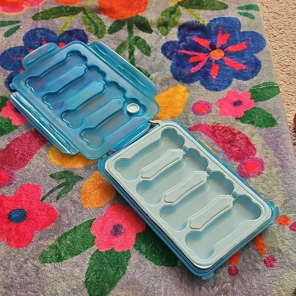 Bone-Shaped Ice Cube Tray For Dogs